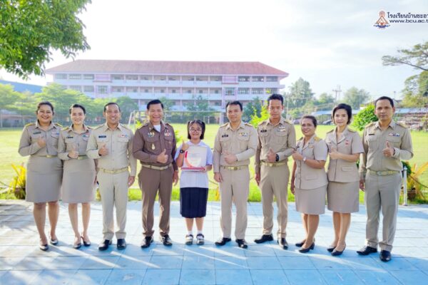 เด็กหญิงณัฐมน ลิมปวัฒนานนท์ รับโล่รางวัลชนะเลิศ ประเภทคะแนนรวม การสอบวัดความรู้เยาวชนคนเก่ง ครั้งที่ 12 ปีการศึกษา 2566 โรงเรียนชะอวดวิทยาคาร