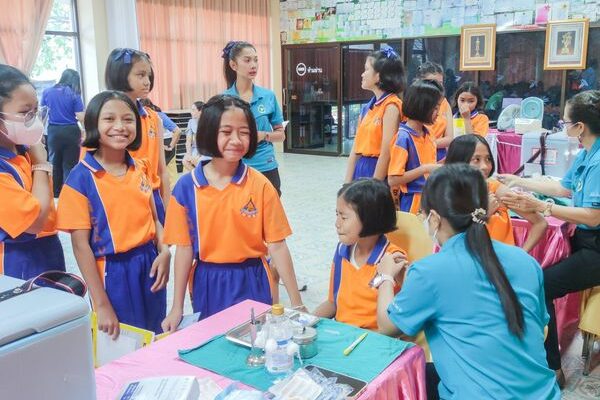 โรงพยาบาลชะอวดมาให้บริการเจาะเลือดคัดกรองหาภาวะโลหิตจาง และฉีดวัคซีนป้องกันโรคมะเร็งปากมดลูกนักเรียนหญิง