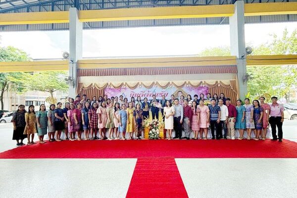 ร่วมแสดงความยินดีกับ ผอ.พินิจ สังสัพพันธ์ ณ รร.วัดพระมหาธาตุ